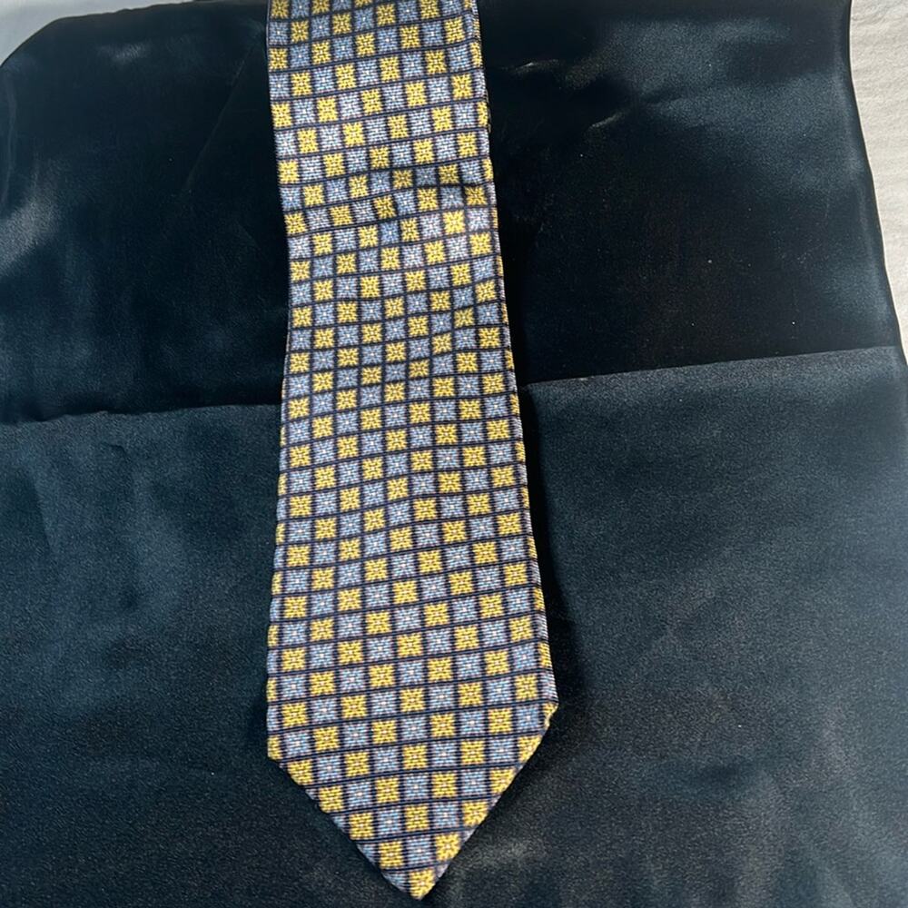 Peter Elliot (New York). 100% silk tie in Blue and yellow